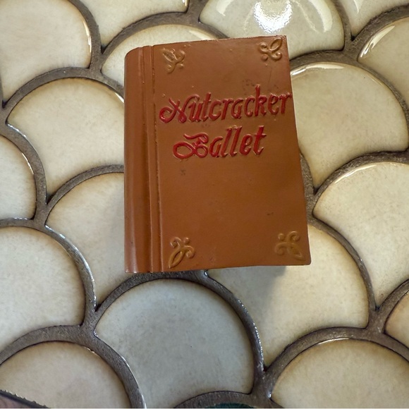 Nutcrackerer Ballet Ceramic Hinged Book Snow Globe 3D Handcrafted for Silvestri - Picture 2 of 10